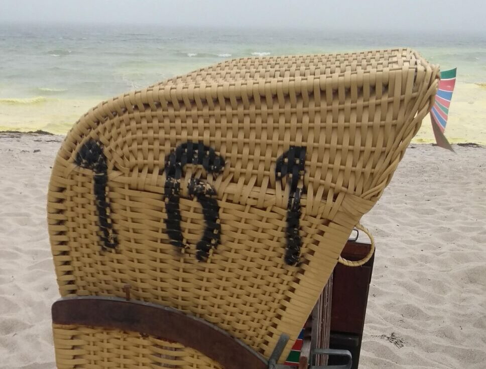 Ein Strandkorb am meer mit der Nummer 161