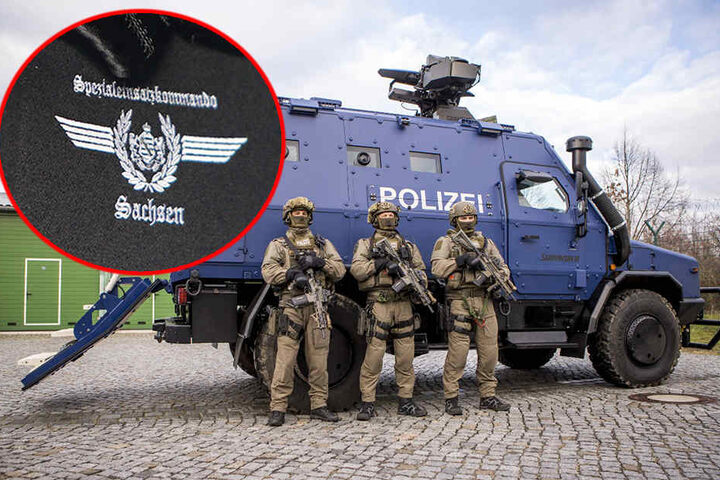 Foto eines schwer gepanzerten Polizei-Spezialfahrzeug des Typs "Survivor R": Fast sieben Meter lang, 100 Stundenkilometer schnell, tonnenschwer, mit Platz für bis zu elf Polizisten und einem Mehrzweckaufsatz zum Beispiel für eine Reizgasanlage.
Und mit einem Logo und dem Schriftzug "Spezialeinsatzkommando Sachsen", in einer Ästhetik (Frakturschrift, Lorbeerkranz, stilisierte Adlerschwingen), die manch einen an die Symbolik des Dritten Reiches erinnert